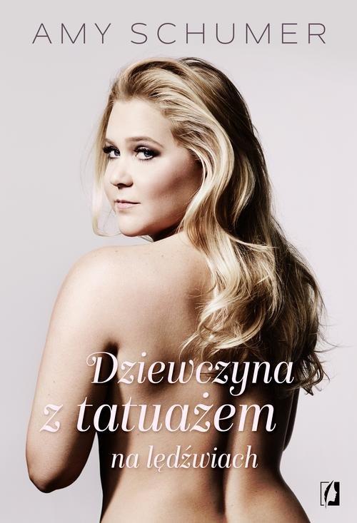 

Dziewczyna z tatuażem na lędźwiach Amy Schumer