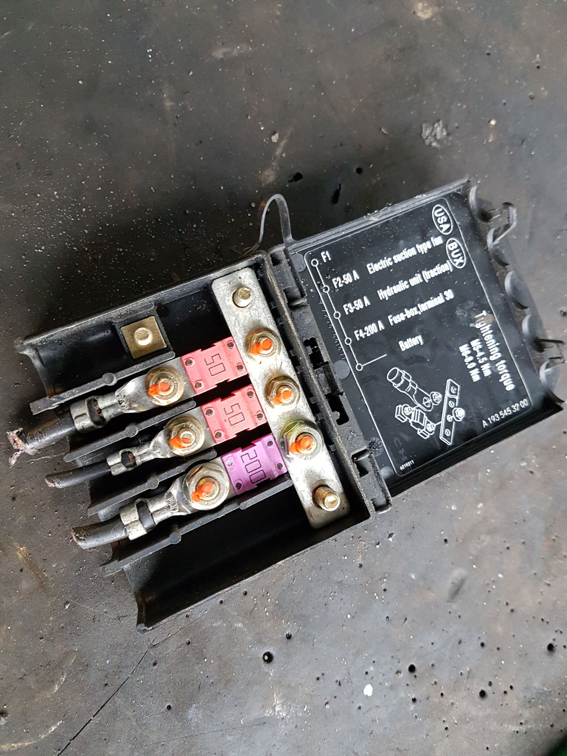 SKRZYNKA BEZPIECZNIKÓW PUSZKA CHRYSLER CROSSFIRE Producent części Inny