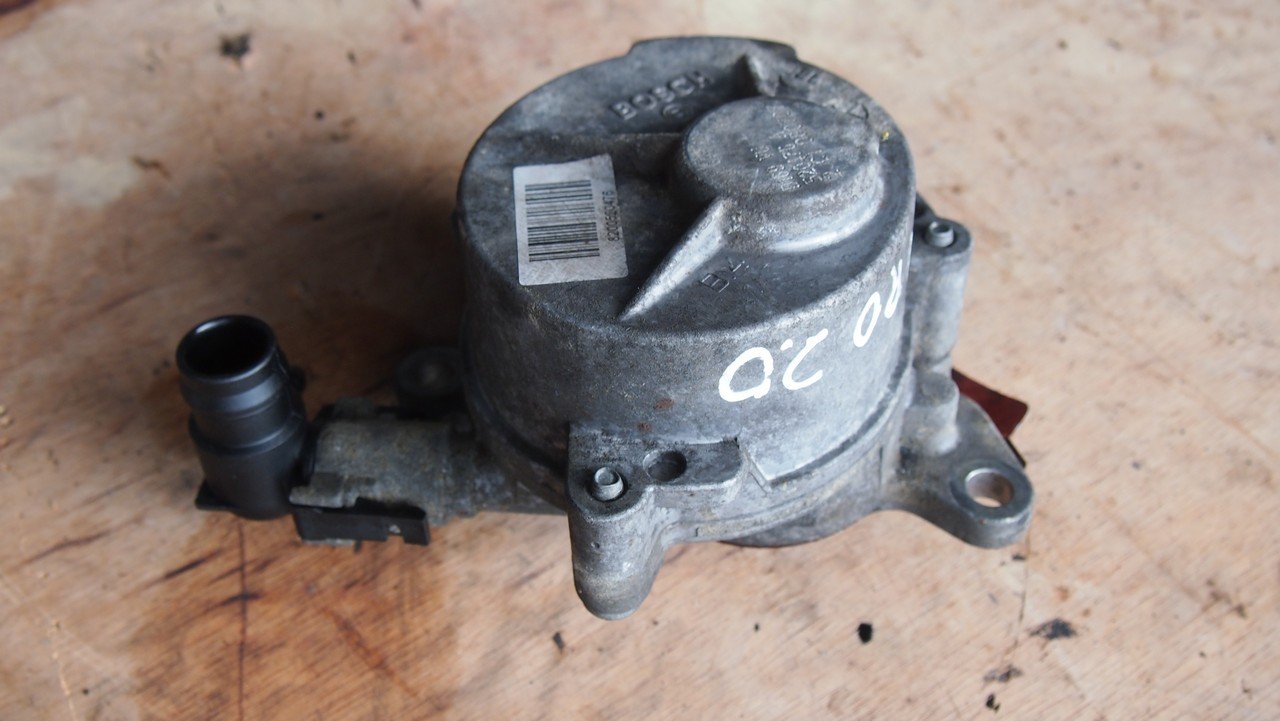 Насос Vacum Trafic Vivaro 2.0 DCI M9R 8200520476