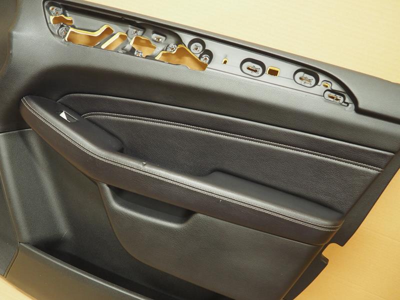 TAPICERKA DRZWI PRAWY PRZEDNICH MERCEDES ML W166 Jakość części (zgodnie z GVO) O - oryginał z logo producenta pojazdu (OE)