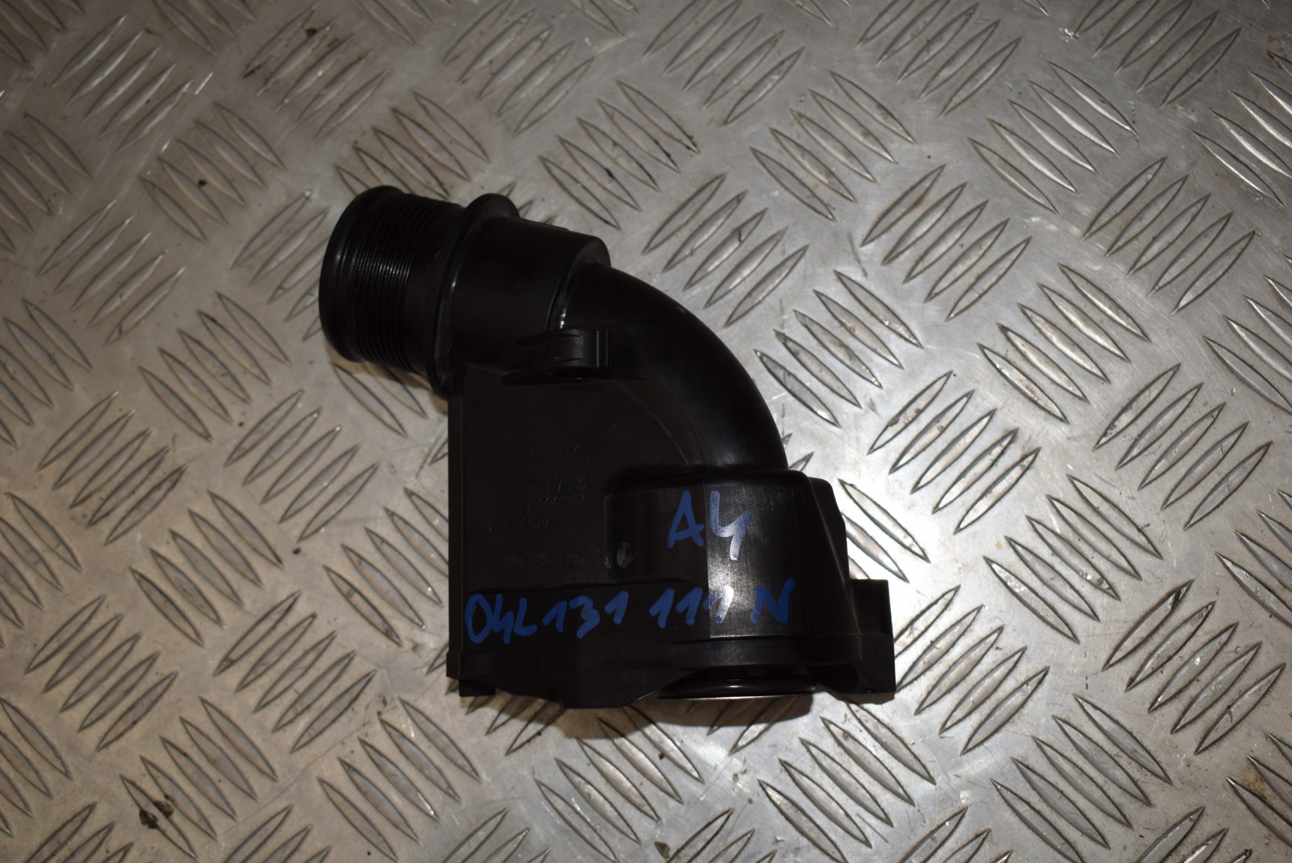 TLUMIK turbo AUDI A4 8W0 B9 04L131111N
