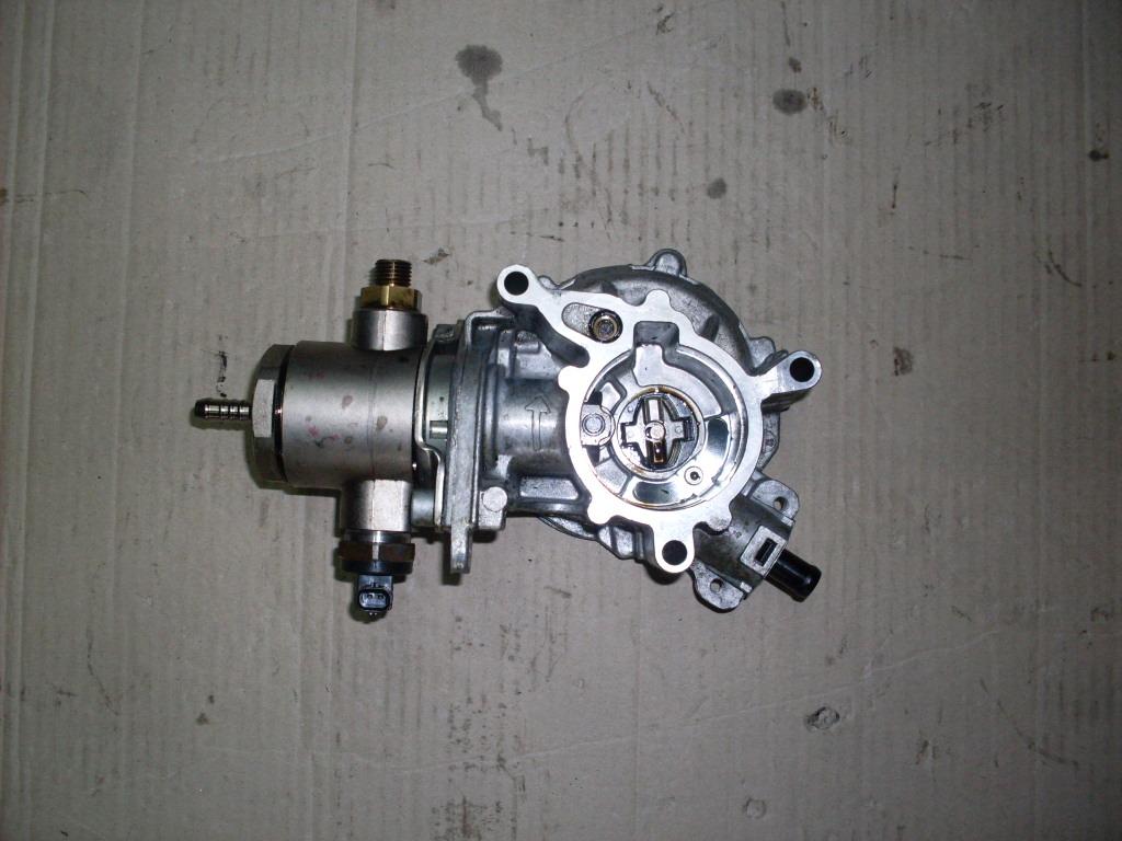 06J 127 - AUDI VW ПАЛИВНИЙ НАСОС 06J127025G