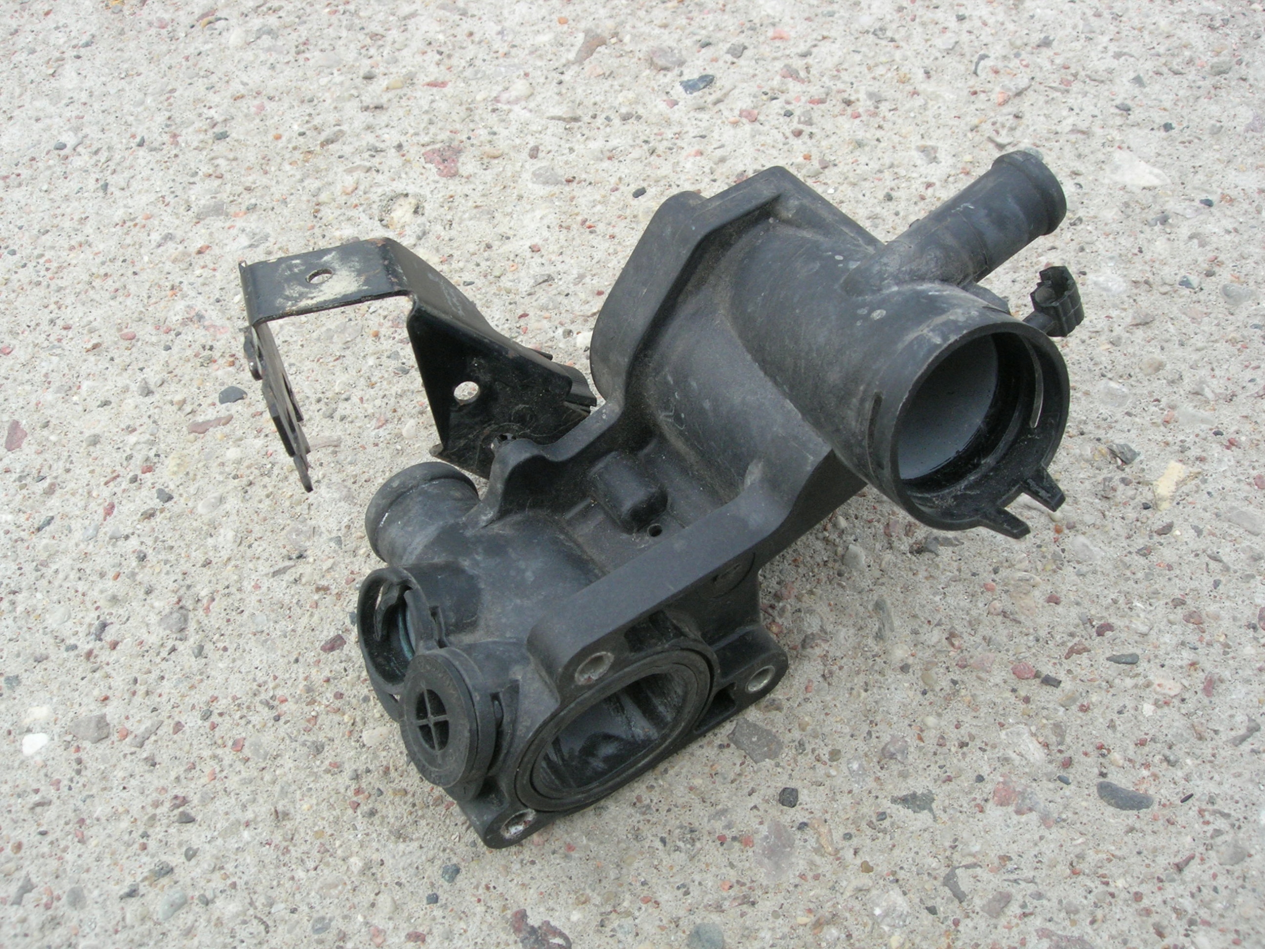 OBUDOWA TERMOSTATU AUDI VW SEAT 032121111 W-WA Producent części Volkswagen OE