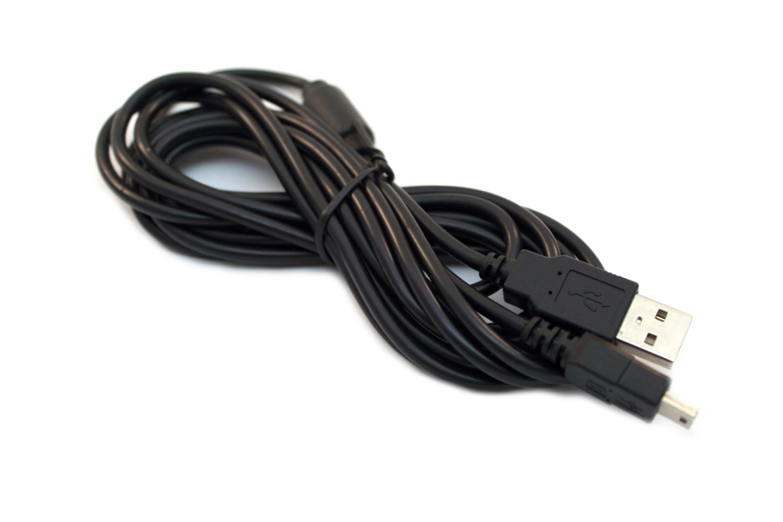 Dlhý USB kábel padajúci z konzoly PS3