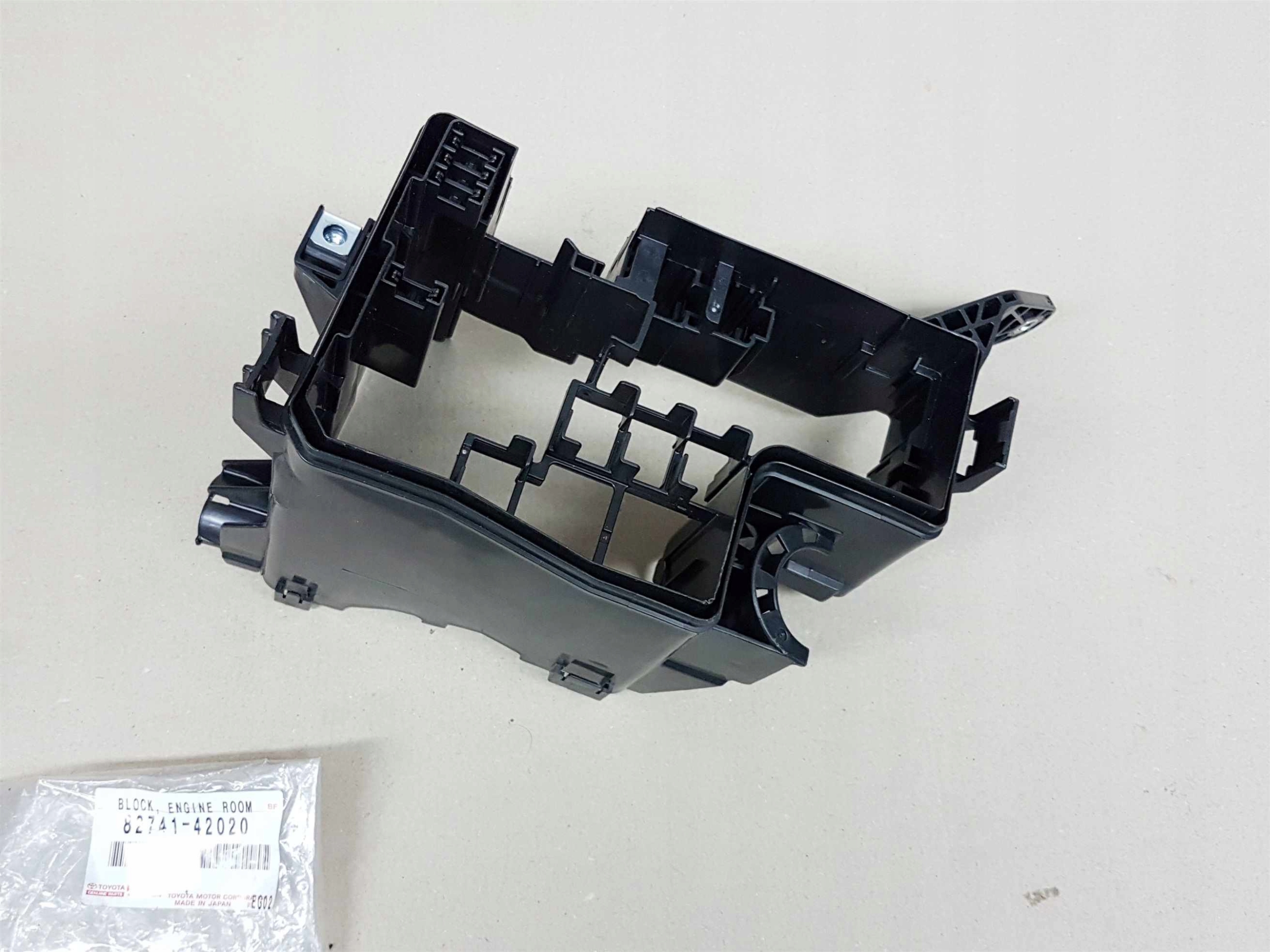 LEXUS NX 14-21 OBUDOWA SKRZYNKA BEZPIECZNIKÓW Typ samochodu 4x4/SUV Samochody osobowe