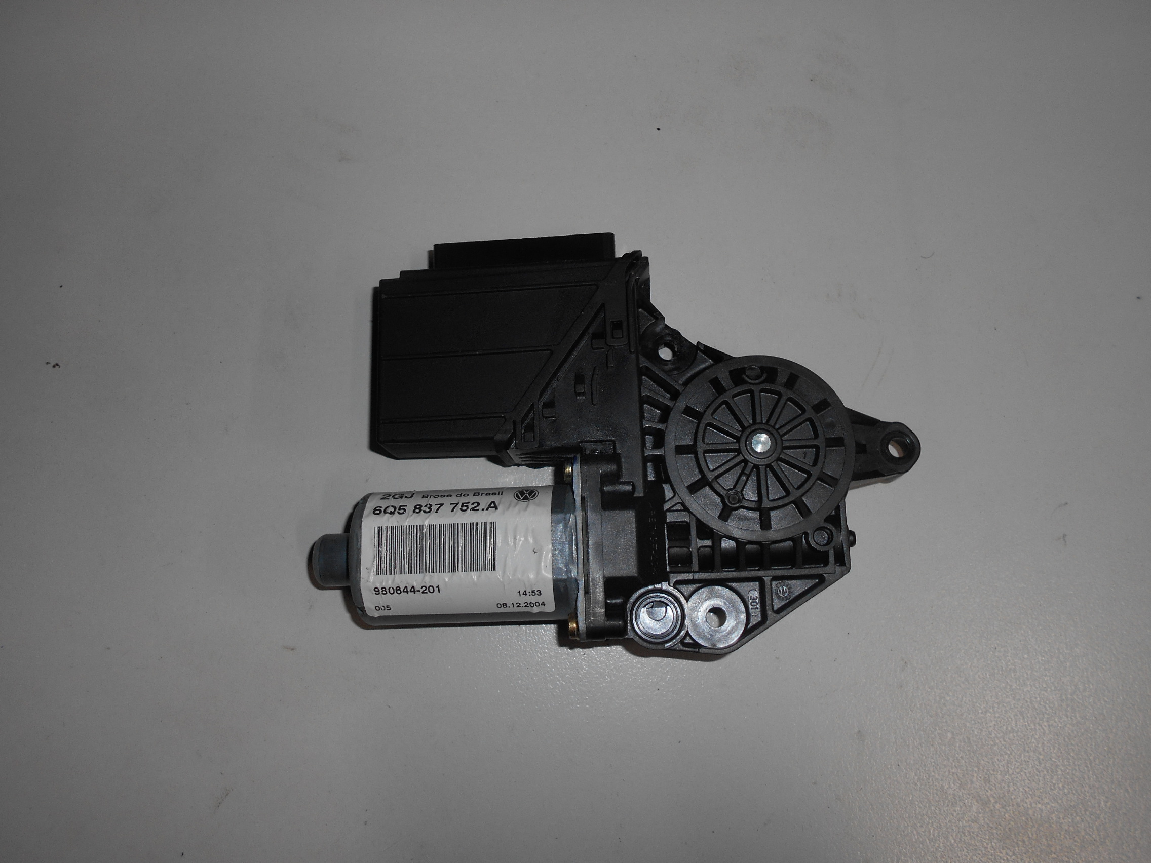 ЕЛЕКТРОДВИГУН СКЛО ПРАВИЙ ПЕРЕД VW POLO 9Nq5837752a