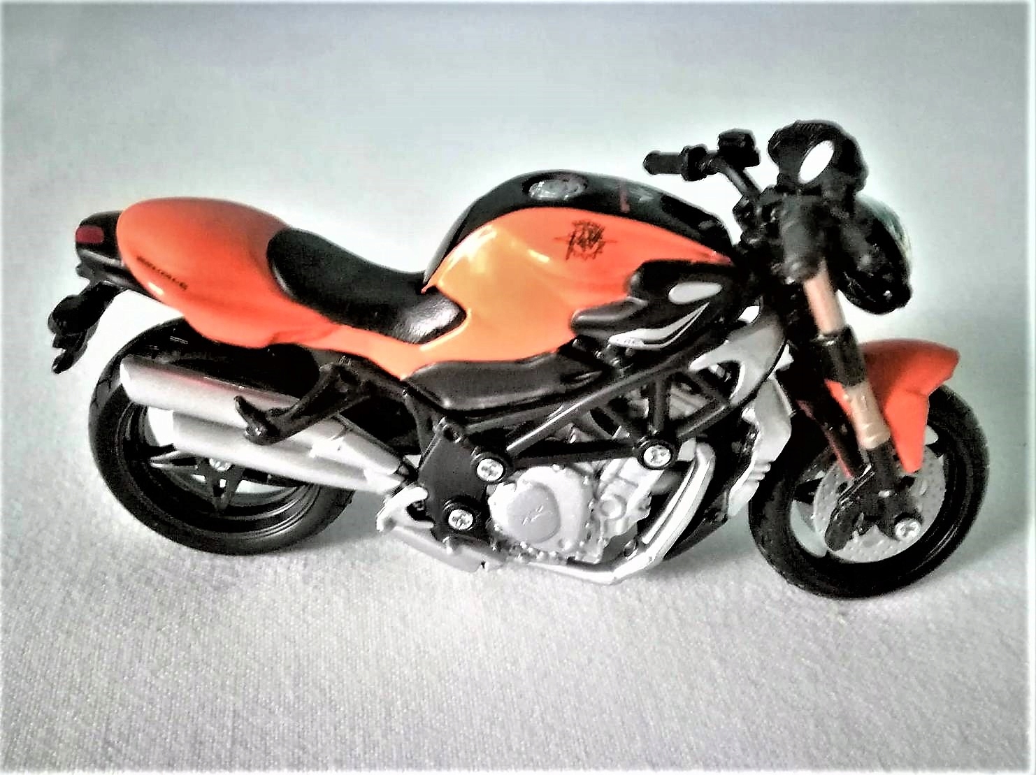 motocykl BBURAGO 1:18 MV Agusta Brutale S 0009 Kod producenta 4893993510009