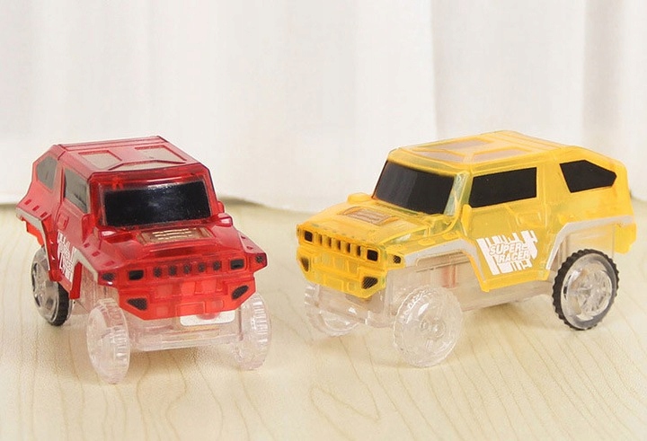 TOR WYŚCIGOWY SAMOCHODOWY 165 + ŚWIECĄCE AUTKO LED Materiał Plastik Inny