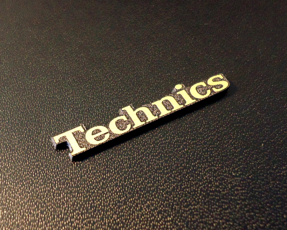 

402j Naklejka Technics Logo Złote wypukłe 30 x 5mm