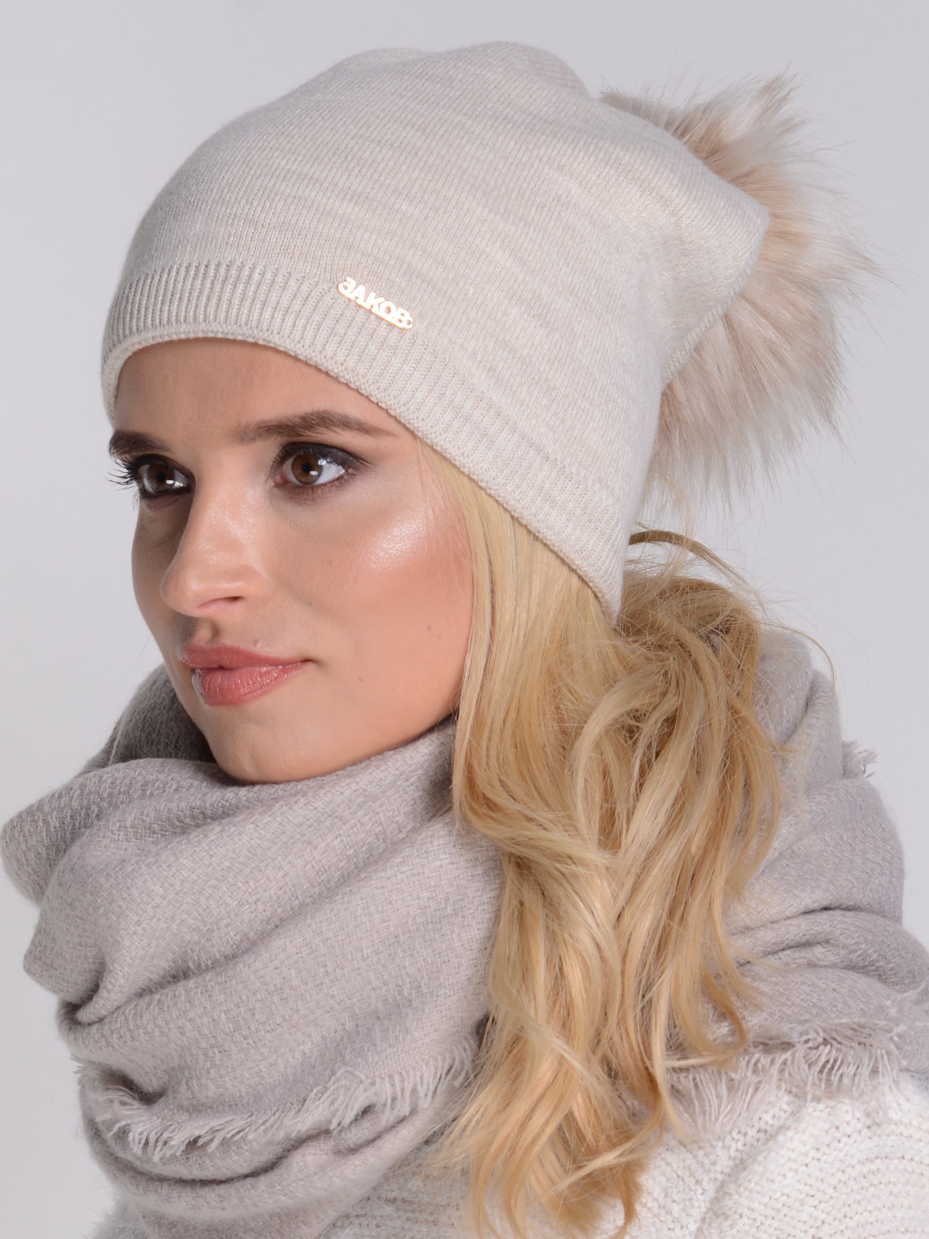 DAMSKA CZAPKA krasnal NA ZIMĘ Z POMPONEM BEŻOWA C7 Wzór dominujący inny wzór