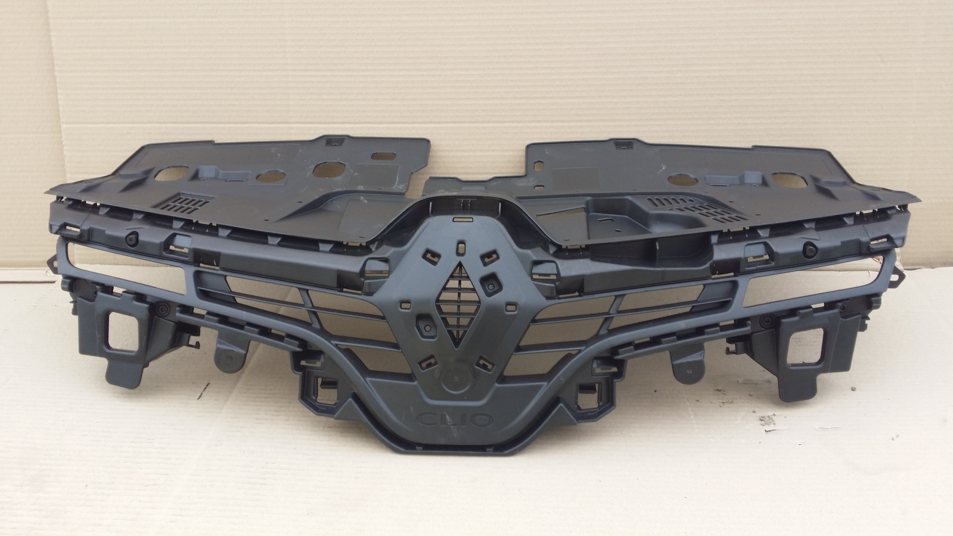 решетка радиатора renault CLIO IV 10- новая