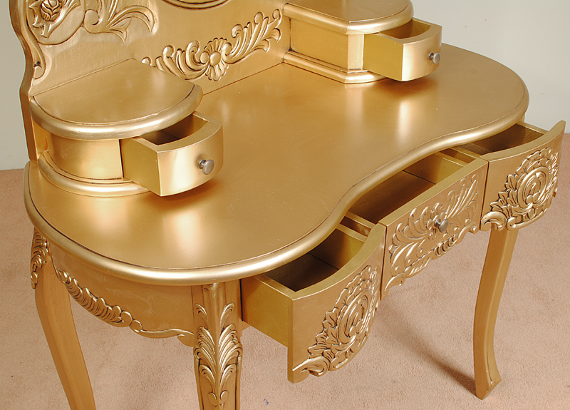 Сайт голд мебель. Стол с позолотой. Мебель с позолотой. Золотистый столик. Мебель с золотыми элементами.