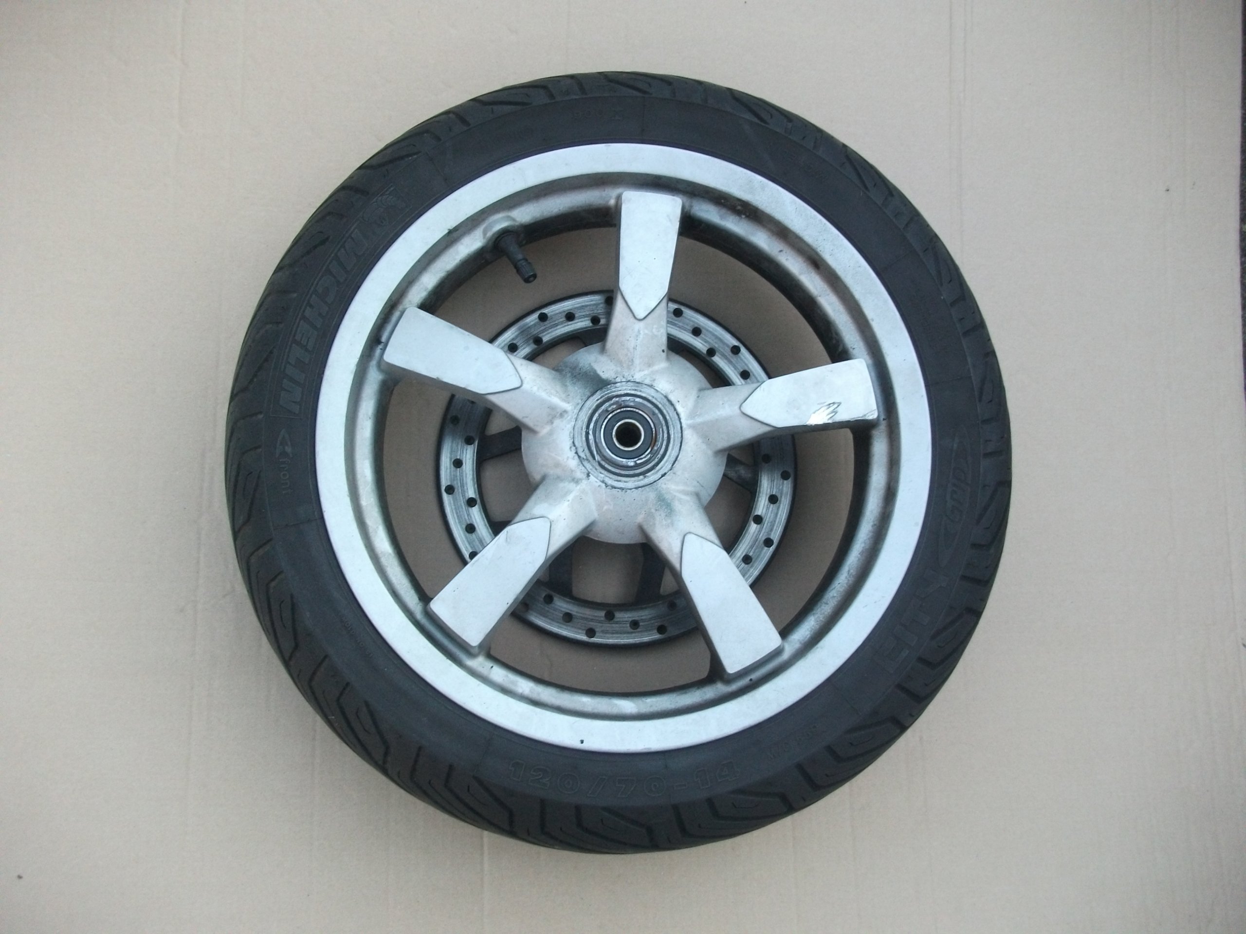 PEUGEOT SATELIS 125 KOLO OPONA PRZOD 120 70 14