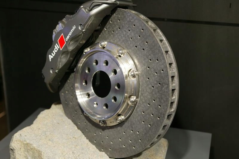 Левый тормоз. Керамические тормоза на Ауди а6. Audi Ceramic Brakes rs7. Карбоно керамические тормоза Ауди. Тормоза Ауди рс6.