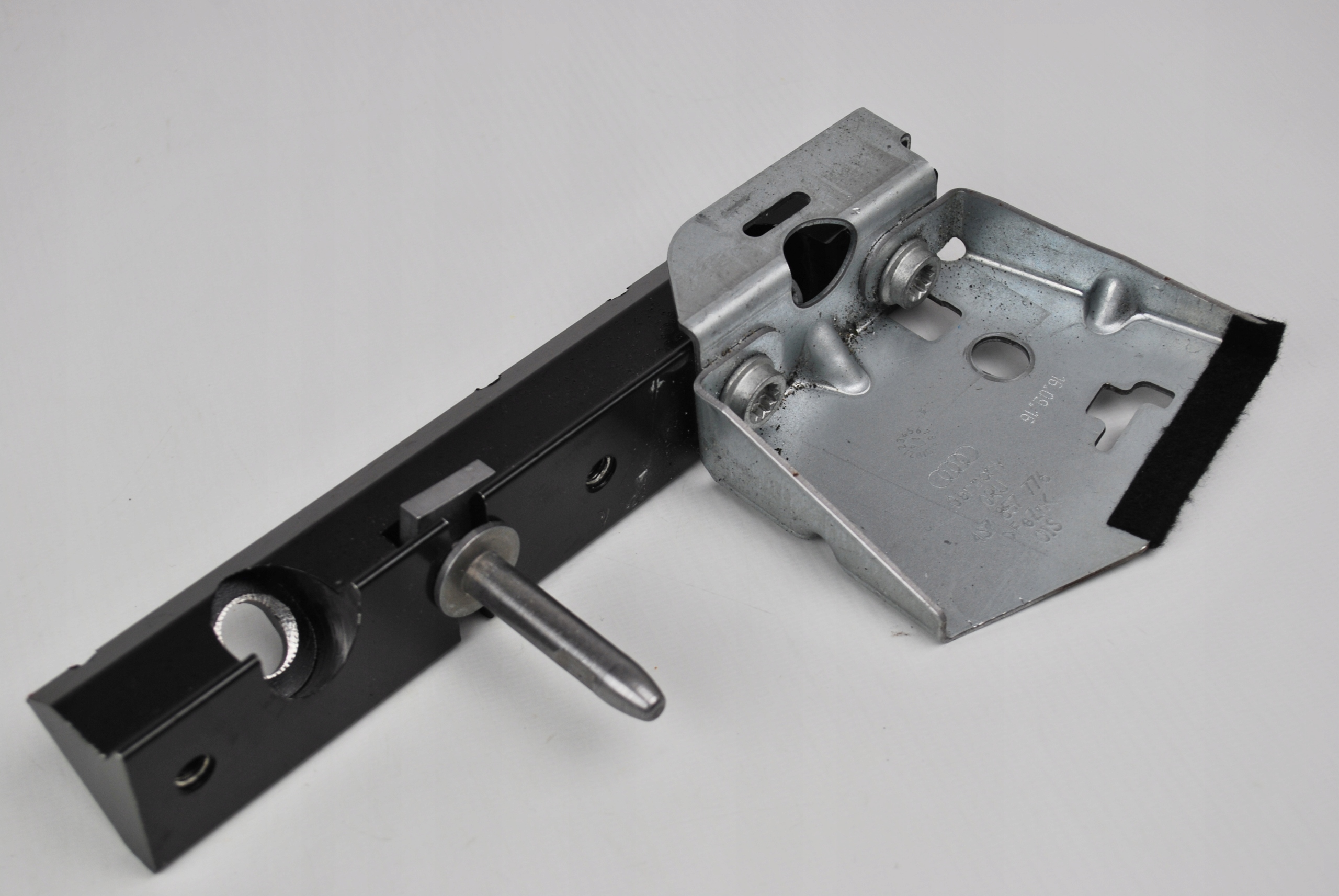 Plytka mocujaca prawa Audi R8 Spyder 4S7813930D