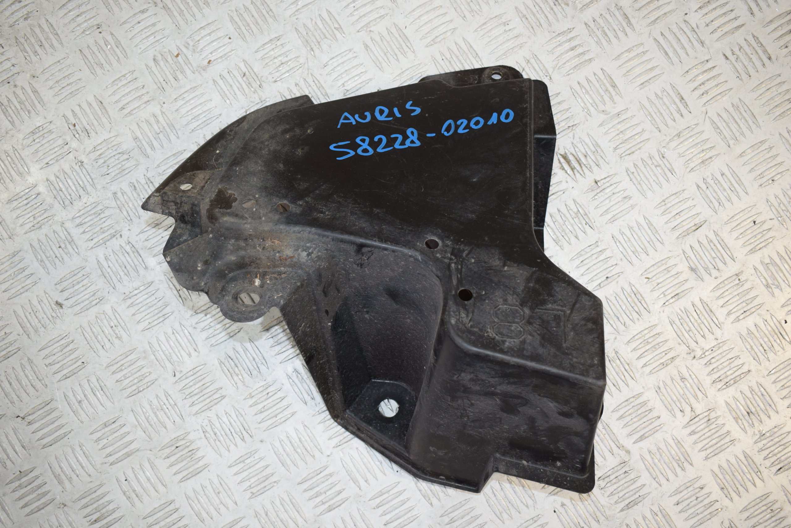 cover chassis left TOYOTA AURIS II 2 LIFT