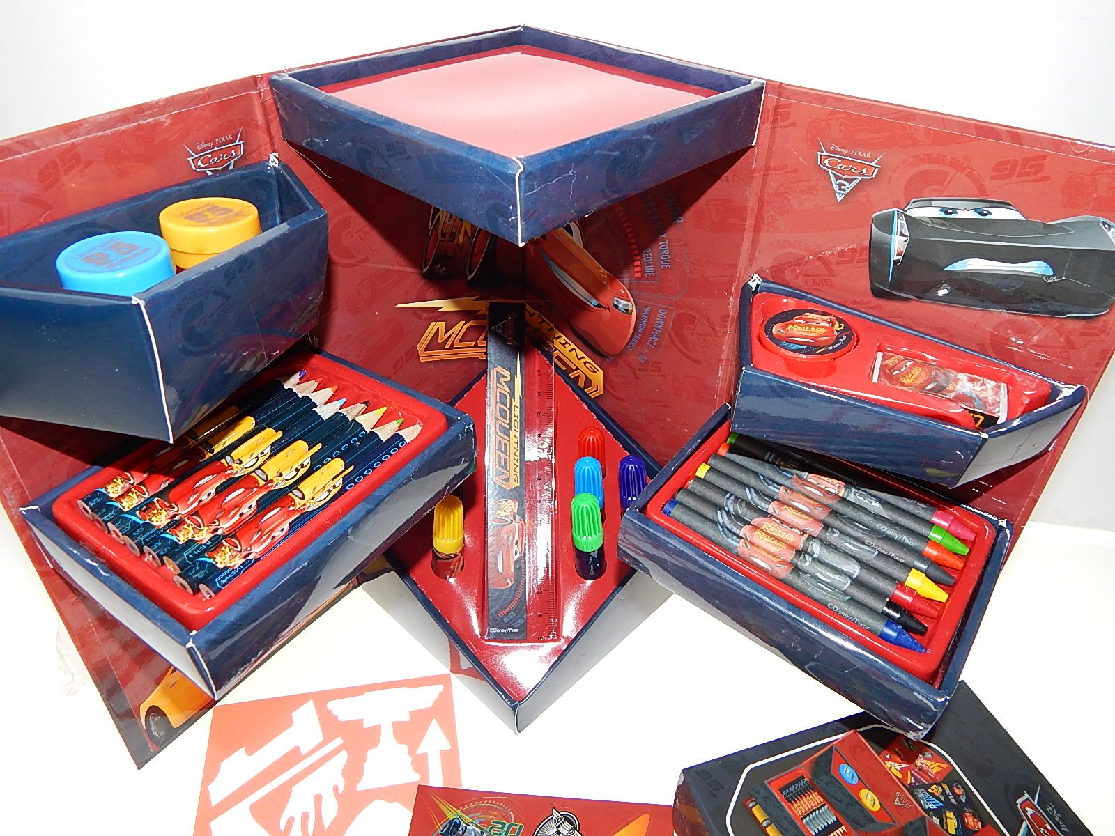 zestaw STEMPLE NAKLEJKI SZABLONY Auta Cars kredki linijka notes Marka Frajodis