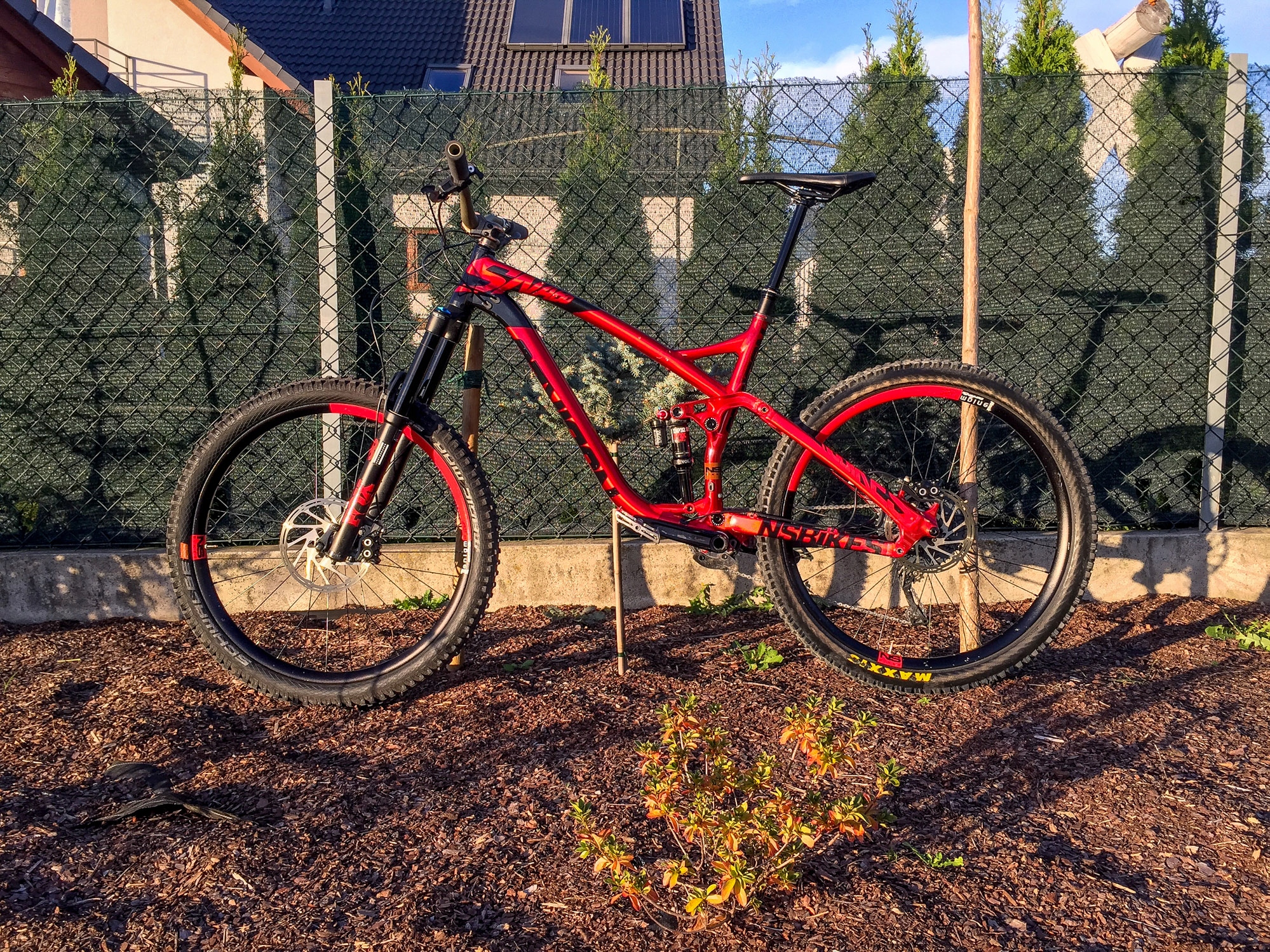 black cannondale mountain bike