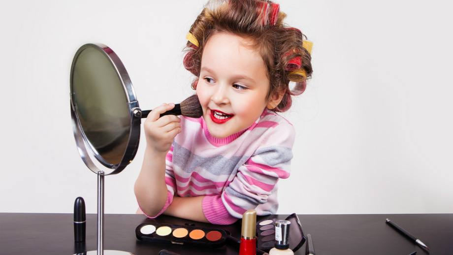 Про девочку которая красится. Make-up of children before the performance. Про девочку которая красится. Модные детские прически девочке. Визажист для детей.