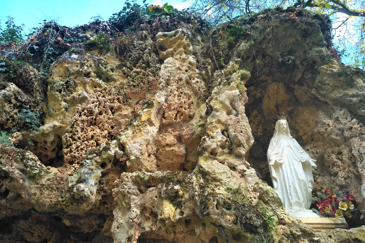 lapidáriová kamenná jaskyňa