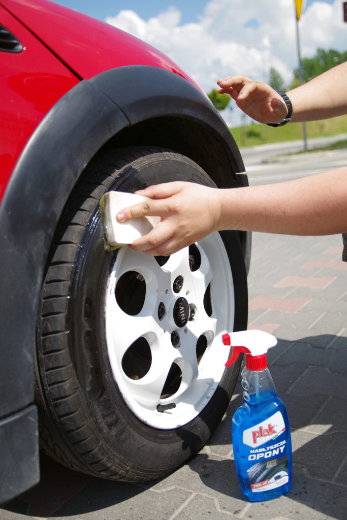 Отмыть колеса. Жидкая резина для шин автомобиля. Жидкая резина для ремонта колес. Ремонтная пена для покрышки. Чистая резина.