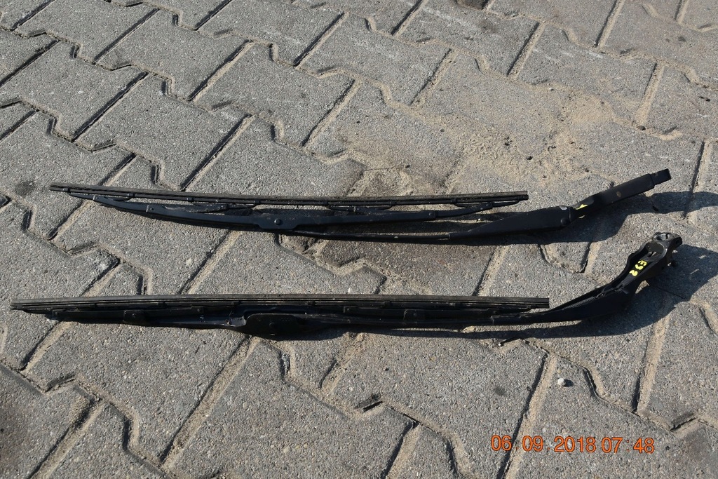 BMW E32 RAMIONA WYCIERACZEK KOMPLET