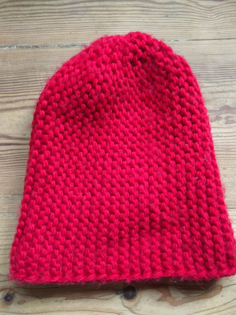 piękna ciepła czerwona czapka