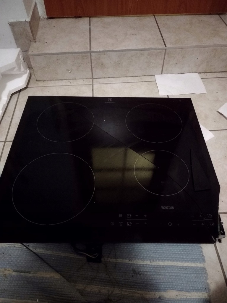 Płyta indukcyjna Electrolux EHH3634F9K uszkodzona