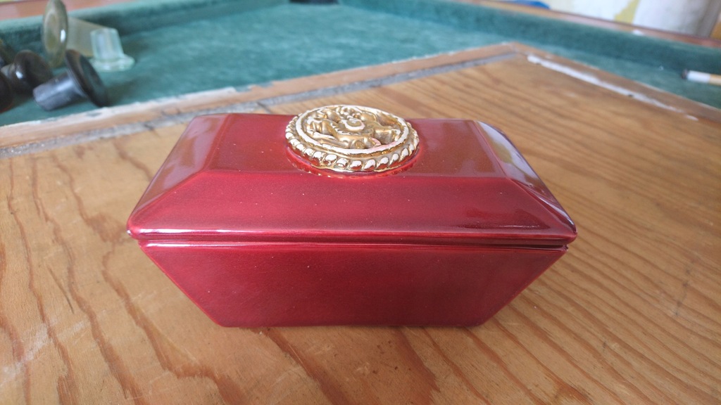 Szkatułka ceramika powojenna złocona