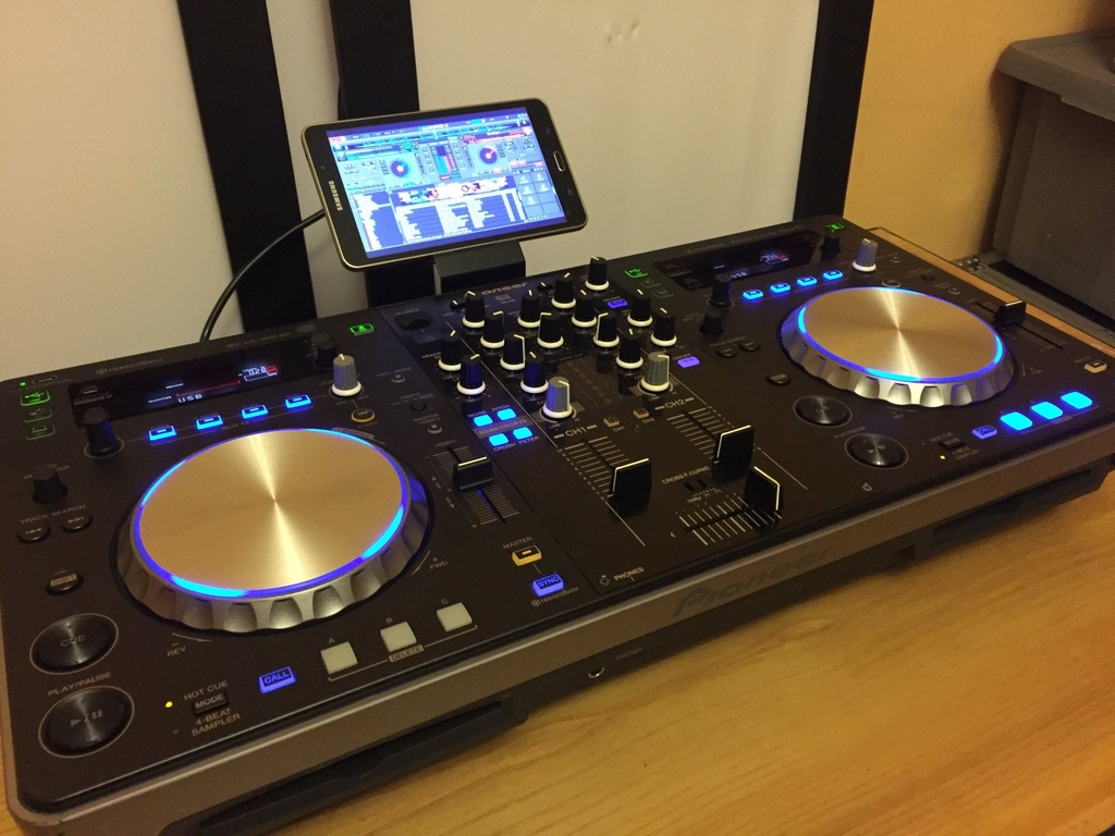 Pioneer XDJ-R1 - Najwyższej klasy konsola dla DJ