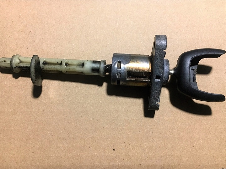 WKŁADKA ZAMKA MASKI MONDEO MK3 DO -06.03
