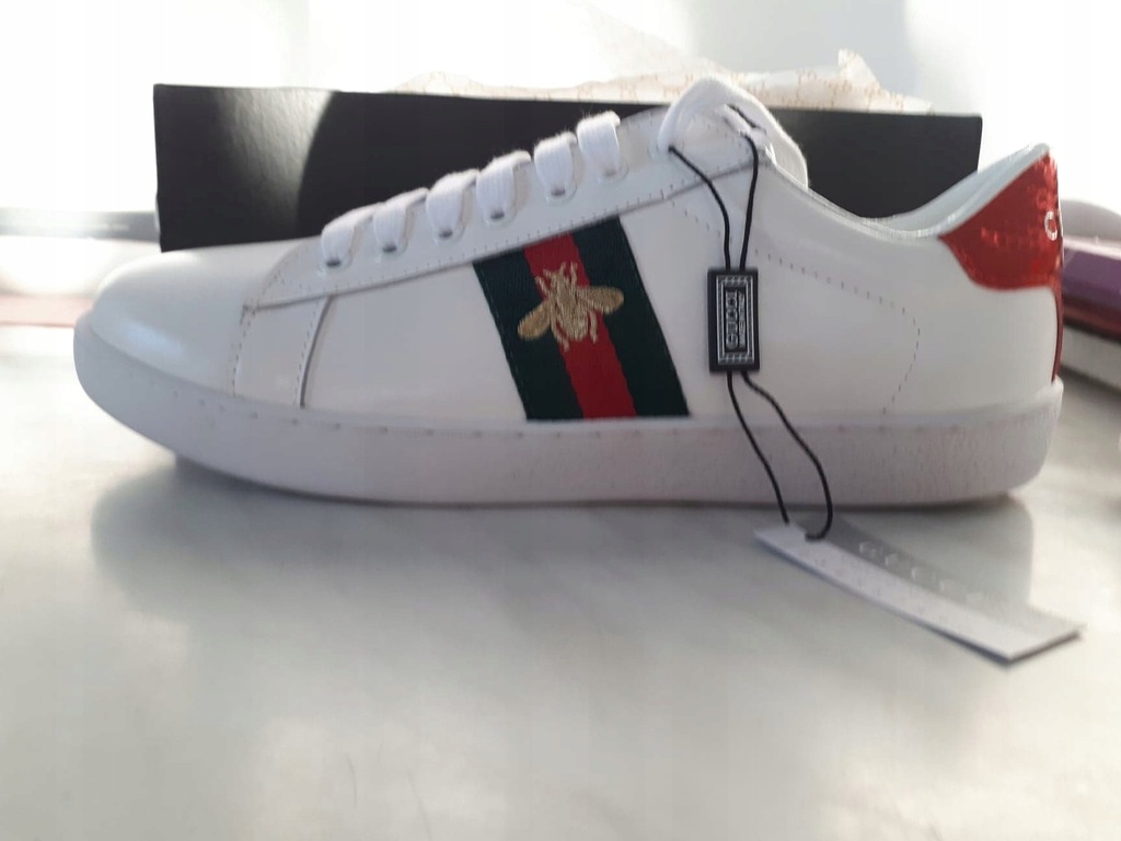 gucci ace embroidered bee leather sneaker