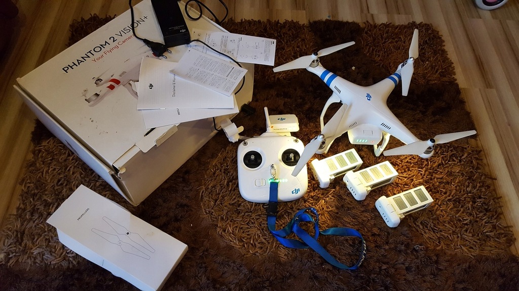 DJI Phantom 2+ dron, 4 baterie,kable,POLECAM