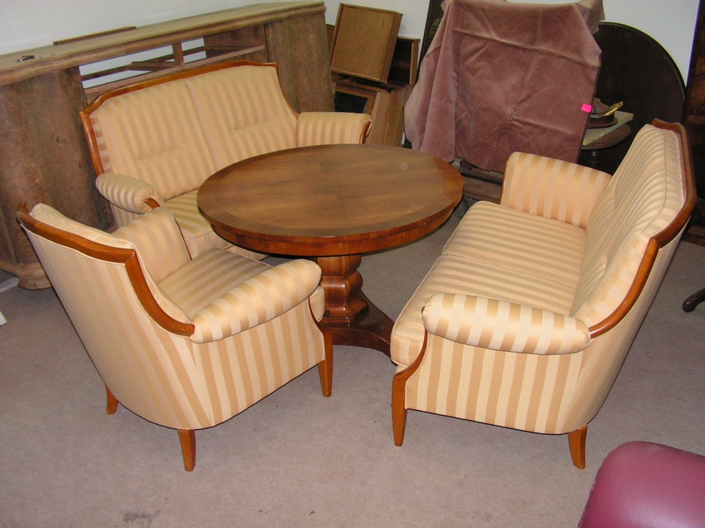 Komplet w stylu biedermeier- 2 sofy, fotel, stół.