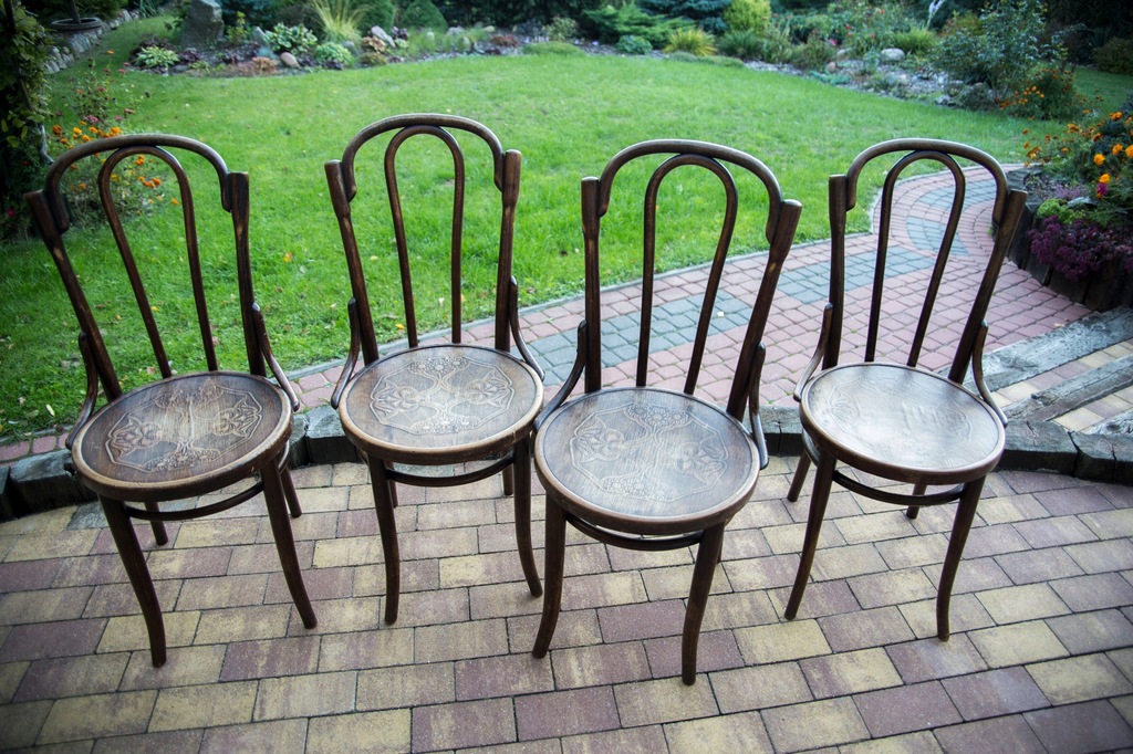 4 gięte krzesła Thonet ze wzorem na siedzisku