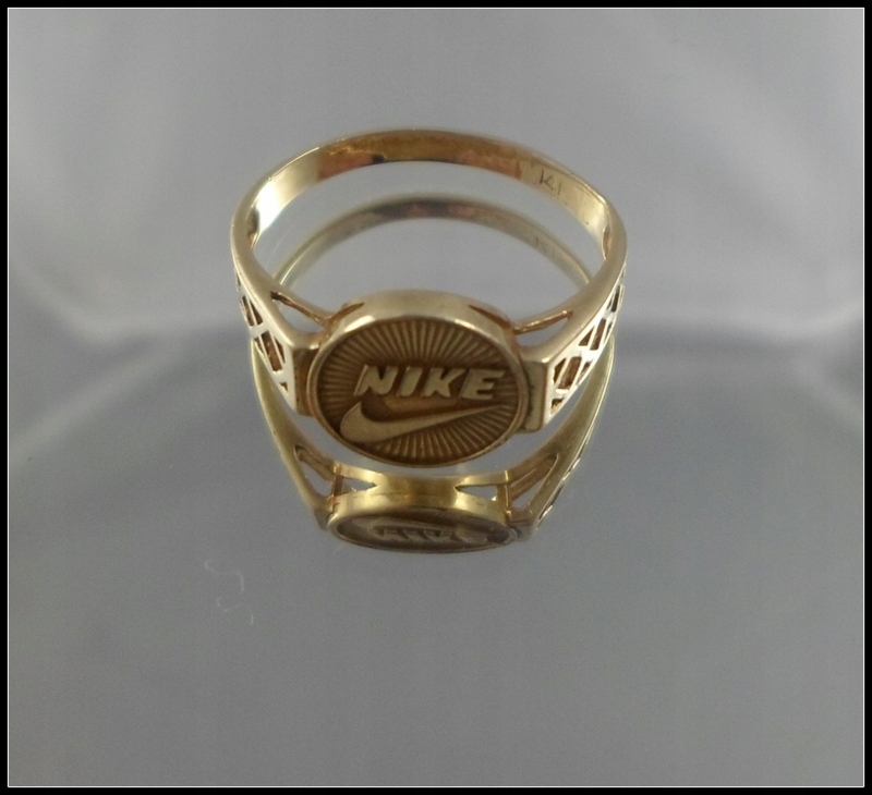 ZŁOTY PIERŚCIONEK SYGNET NIKE-1,77G-585