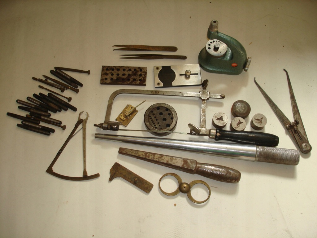 Stare narzędzia zegarmistrzowskie po zegarmistrzu