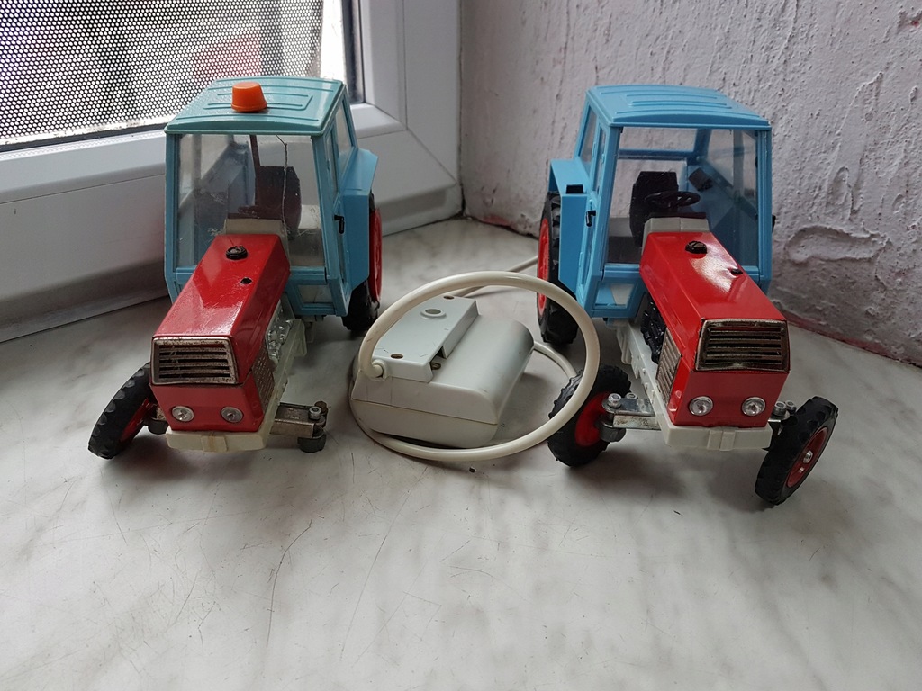 STARA ZABAWKA - DWA TRAKTORY ZETOR NA KABEL - ITES