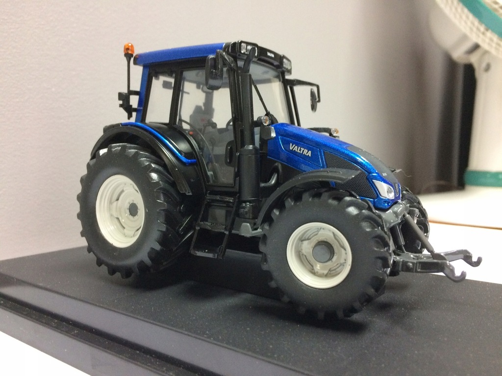 Ciągnik Valtra N103 HiTech5 1:32 Nowy