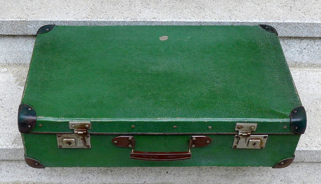 Piękna zielona walizka retro
