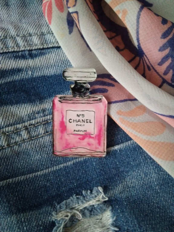 akrylowa broszka Chanel perfumy flakon róż zapach