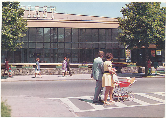 Sieradz Kino PIAST ludzie moda wózek dziecięcy