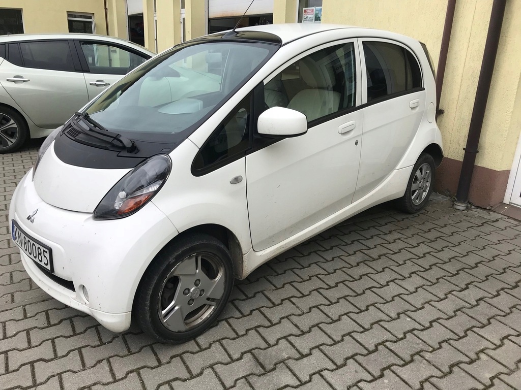 samochód osobowy mitsubishi