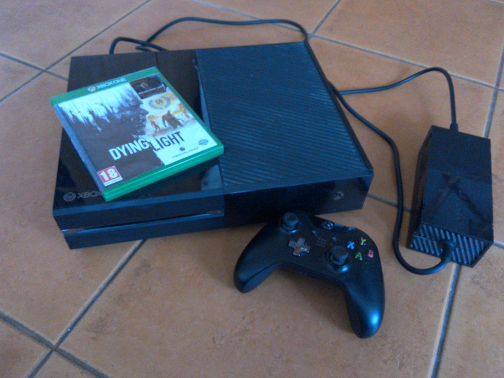 Xbox One + Pad + gra