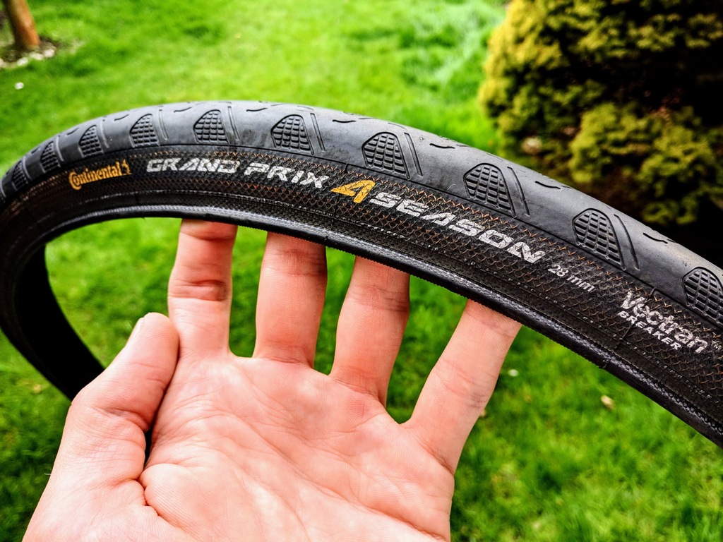 Opona CONTINENTAL GRAND PRIX 4-SEASON 700x28C zwij