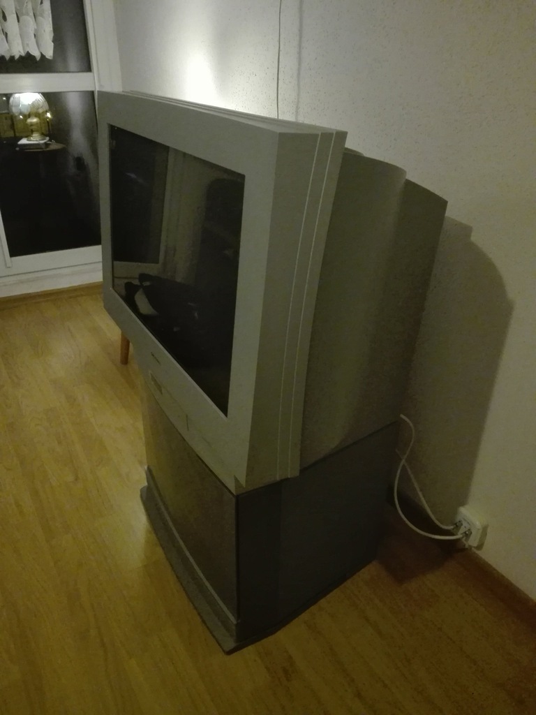 Telewizor GRUNDIG Elegance 32'' + pilot+ stolik