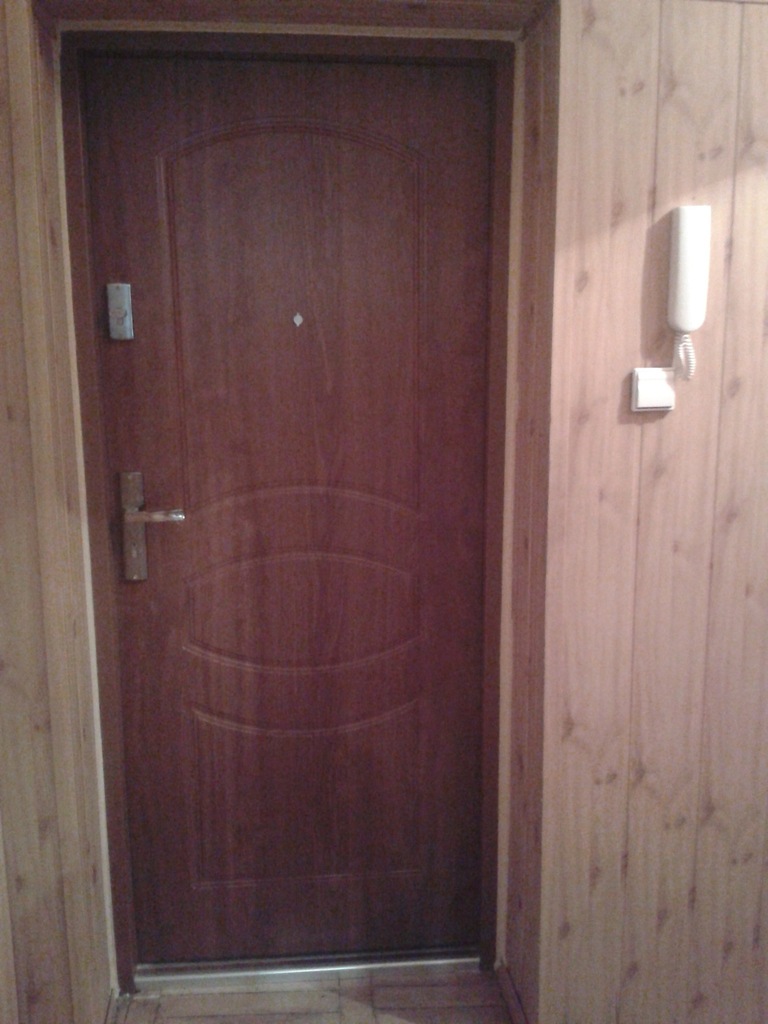 Drzwi zewnętrzne do mieszkania w bloku