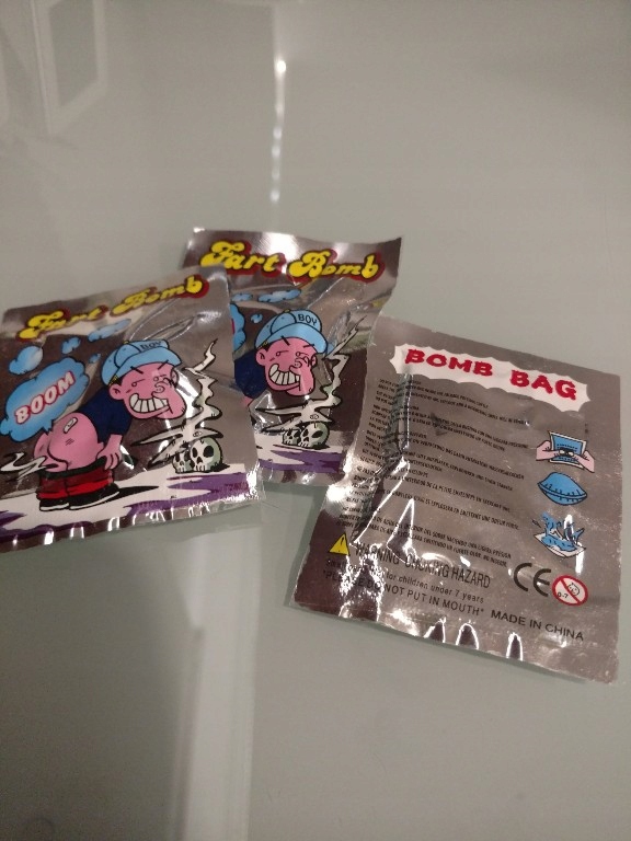 Śmierdząca bomba. Fart bomb. Żart