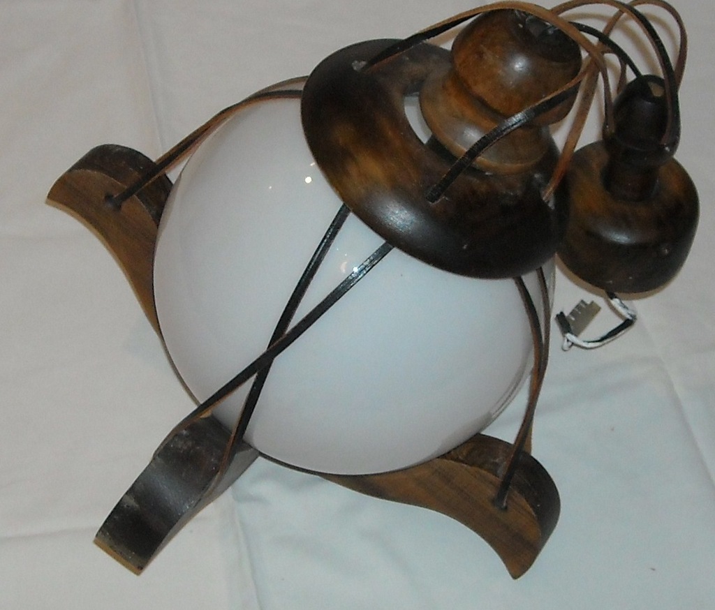 lampa drewniana wisząca na rzemieniach