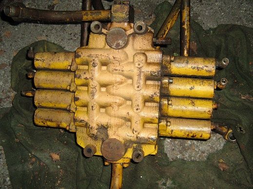 Rozdzielacz hydrauliczny do koparki Waryński K-611